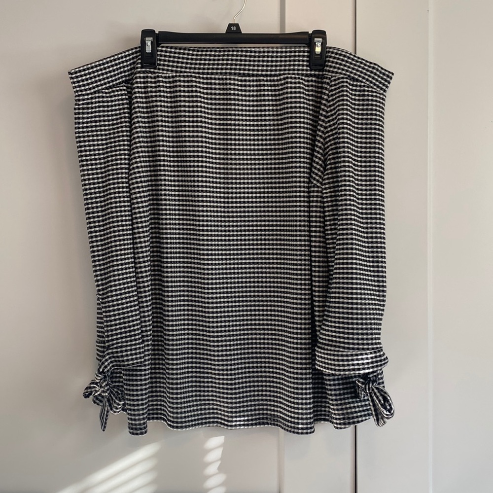 Off the shoulder Simply Be Flowy Summer top!! Adorable!! Sz 16!! Must see!!